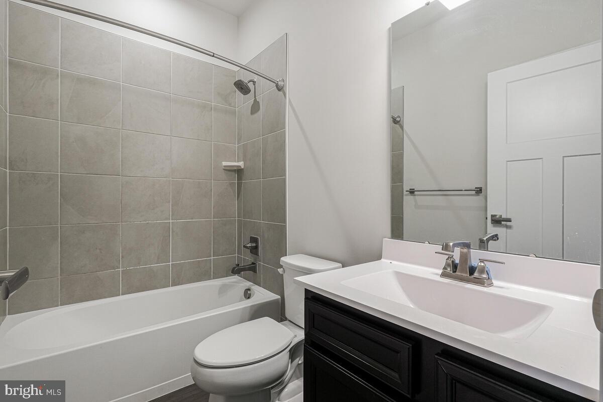 14934 Ring House Road Brandywine, MD 20613 - Photo 30 of 34 a bathroom with a sink a toilet and a bathtub