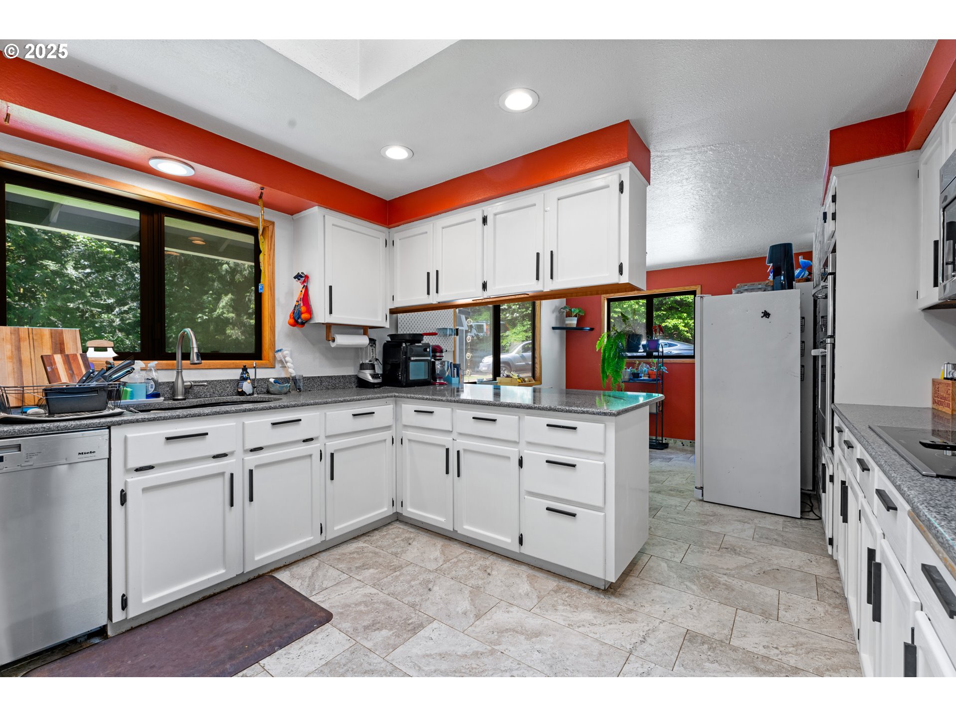 35650 Southeast Barnum Road Sandy, OR 97055 - Photo 19 of 35 a kitchen with cabinets a sink and appliances