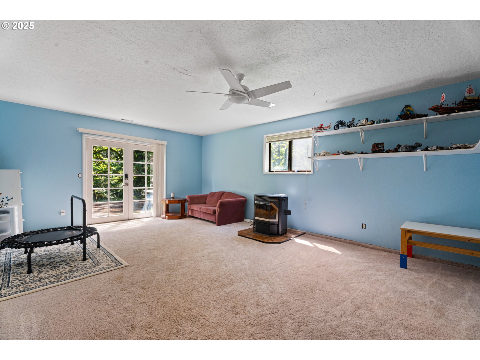 35650 Southeast Barnum Road Sandy, OR 97055 - Photo 30 of 35 a living room with furniture gym equipment and a window