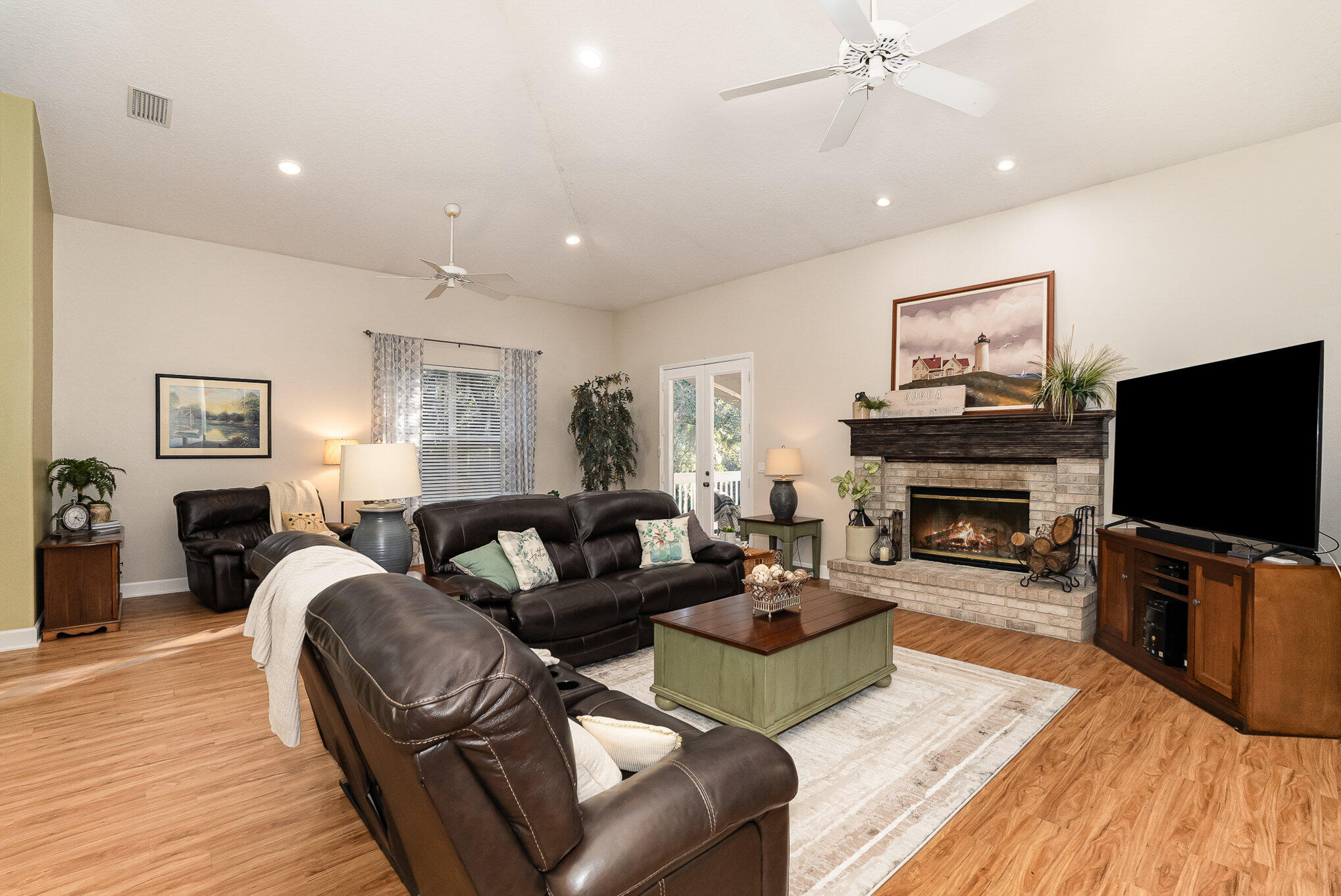1045 North Range Road Cocoa, FL 32926 - Photo 16 of 47 Living room