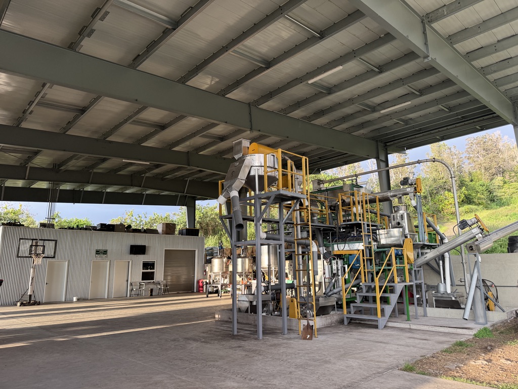 87-2854 Hawaii Belt Road Captain Cook, HI 96704 - Photo 18 of 30 a view of a garage with chairs