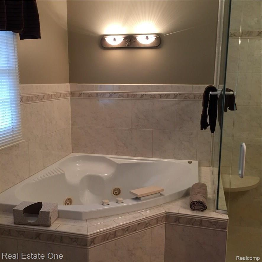 9975 Ellis Road Clarkston, MI 48348 - Photo 18 of 38 MASTER JETTED TUB