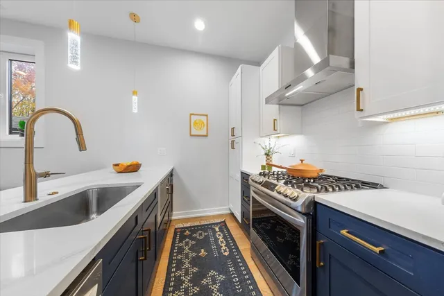 $575,000 | 2150 West Foster Avenue, Unit 2, Chicago, IL 60625