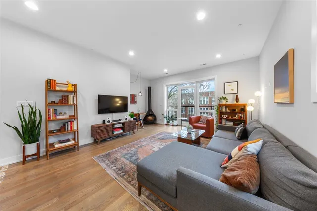 $575,000 | 2150 West Foster Avenue, Unit 2, Chicago, IL 60625