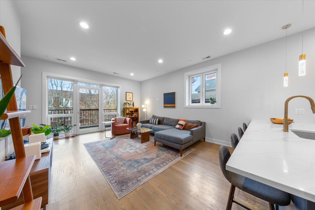 2150 West Foster Avenue, Unit 2 Chicago, IL 60625 - Photo 5 of 38