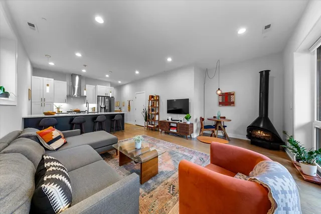 $575,000 | 2150 West Foster Avenue, Unit 2, Chicago, IL 60625