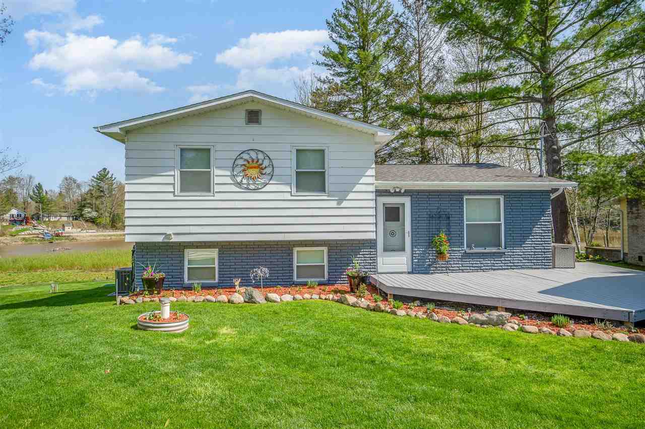 714 Rivers Terrace Road Gladwin, MI 48624 - Photo 3 of 35