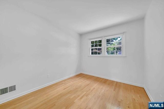 516 Knickerbocker Road Cresskill, NJ 07626 - Photo 19 of 31 an empty room with a window