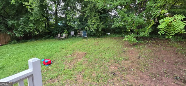 a view of a backyard