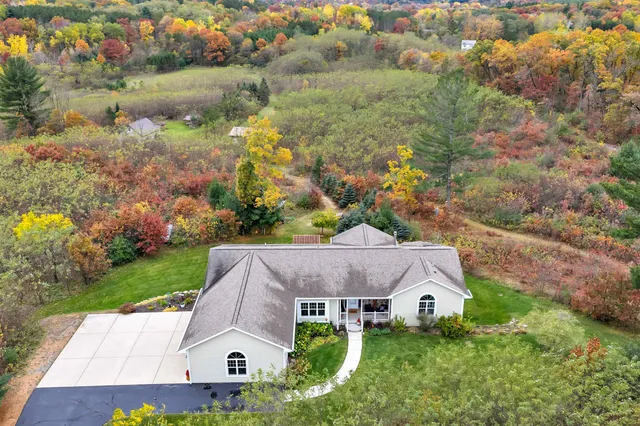 $699,900 | 4006 Elkins Road, Amherst, WI 54406