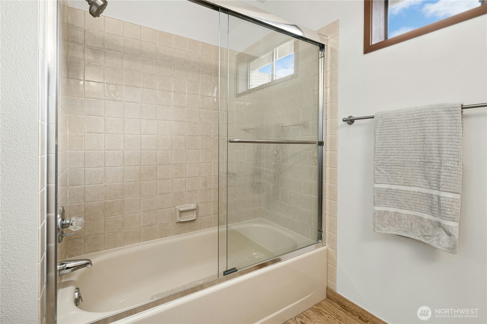 5211 103rd Street Southwest, Unit SW Mukilteo, WA 98275 - Photo 28 of 40 a bathroom with a bathtub