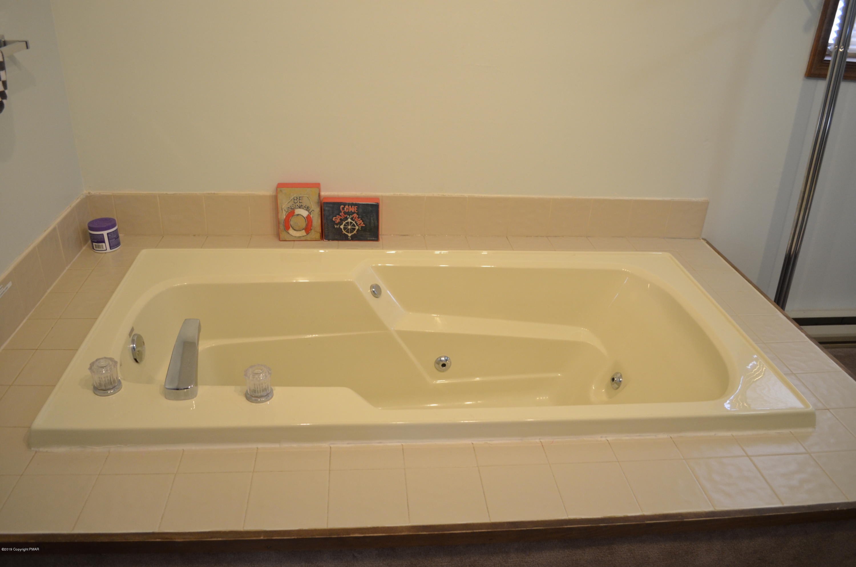 9 Birch Point Road Gouldsboro, PA 18424 - Photo 20 of 41 a bathroom with a bathtub