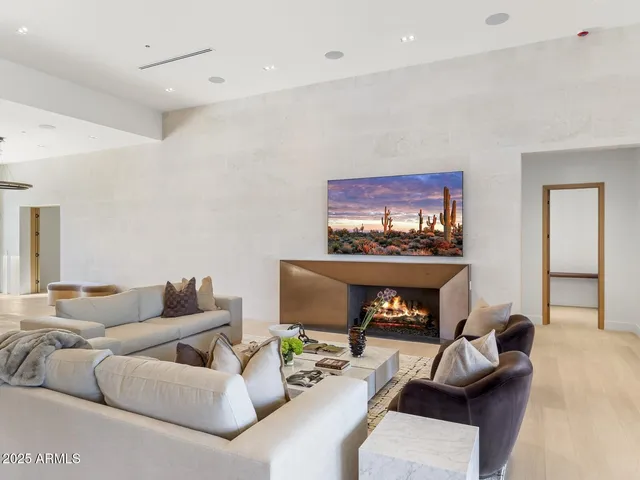 $8,672,000 | 5305 North 68th Place, Paradise Valley, AZ 85253