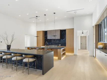$8,672,000 | 5305 North 68th Place, Paradise Valley, AZ 85253