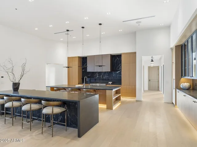 $8,672,000 | 5305 North 68th Place, Paradise Valley, AZ 85253