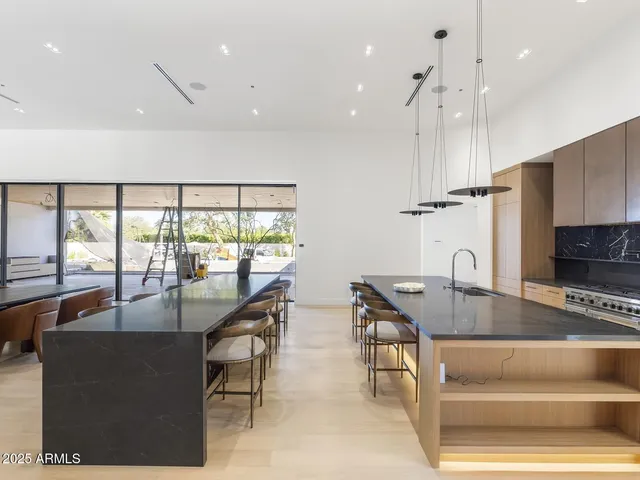 $8,672,000 | 5305 North 68th Place, Paradise Valley, AZ 85253