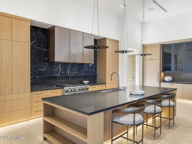 $8,672,000 | 5305 North 68th Place, Paradise Valley, AZ 85253