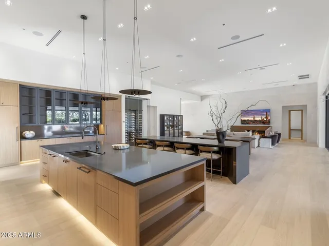$8,672,000 | 5305 North 68th Place, Paradise Valley, AZ 85253
