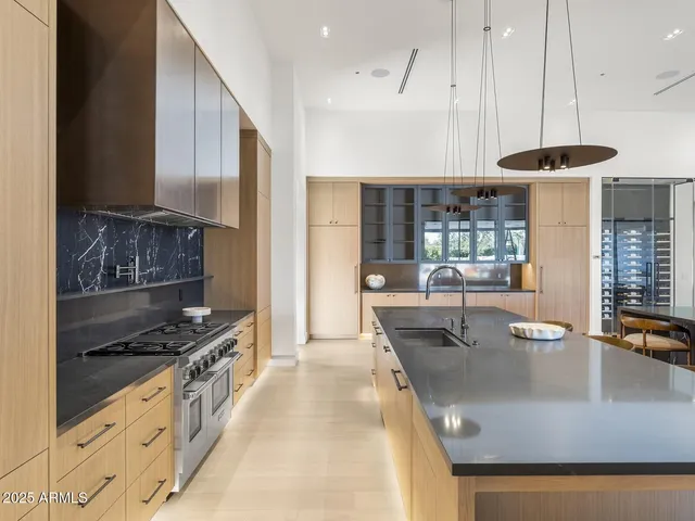 $8,672,000 | 5305 North 68th Place, Paradise Valley, AZ 85253