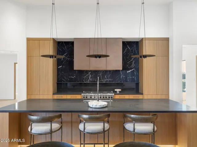 $8,672,000 | 5305 North 68th Place, Paradise Valley, AZ 85253