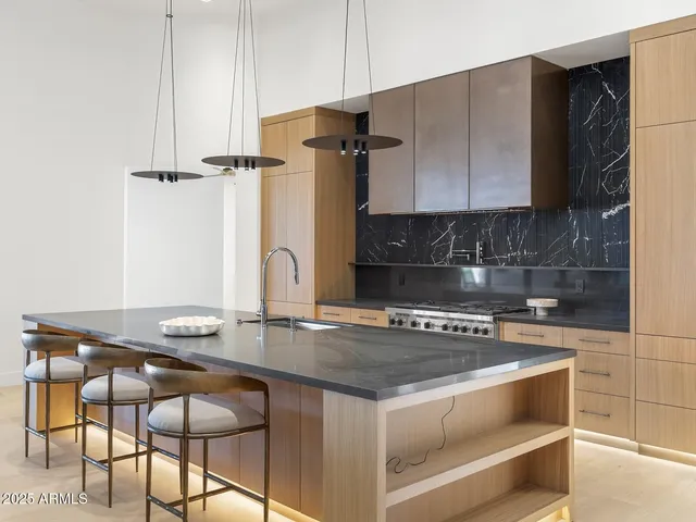 $8,672,000 | 5305 North 68th Place, Paradise Valley, AZ 85253