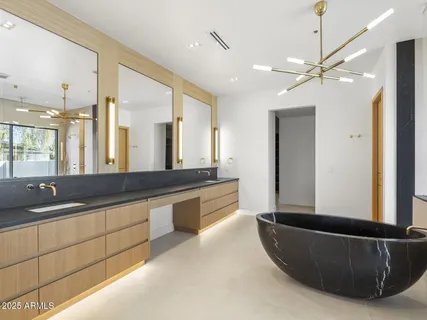 $8,672,000 | 5305 North 68th Place, Paradise Valley, AZ 85253