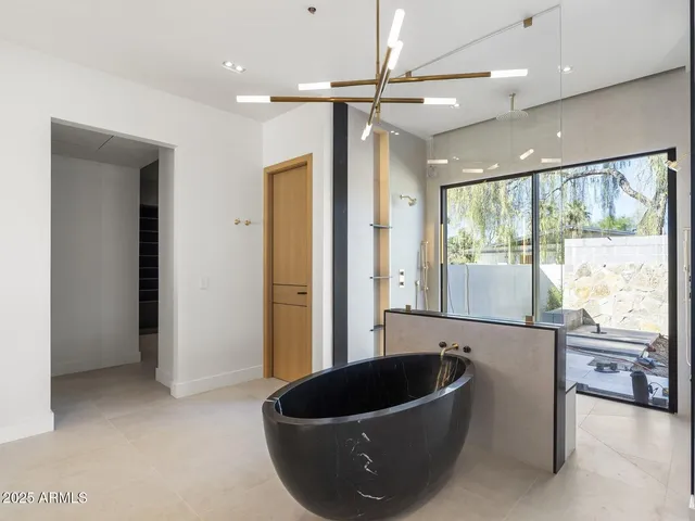 $8,672,000 | 5305 North 68th Place, Paradise Valley, AZ 85253