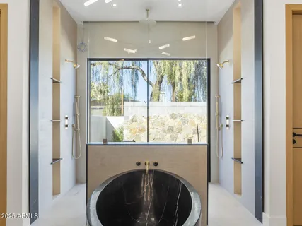 $8,672,000 | 5305 North 68th Place, Paradise Valley, AZ 85253