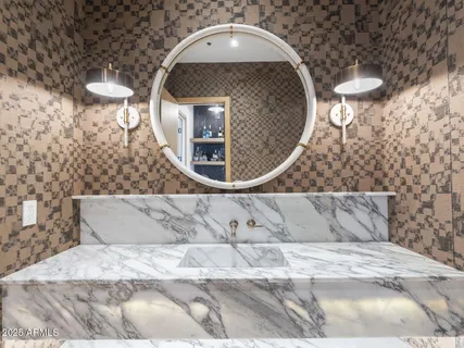 $8,672,000 | 5305 North 68th Place, Paradise Valley, AZ 85253