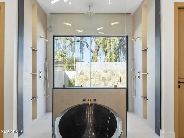 $8,672,000 | 5305 North 68th Place, Paradise Valley, AZ 85253