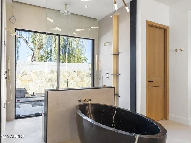 $8,672,000 | 5305 North 68th Place, Paradise Valley, AZ 85253