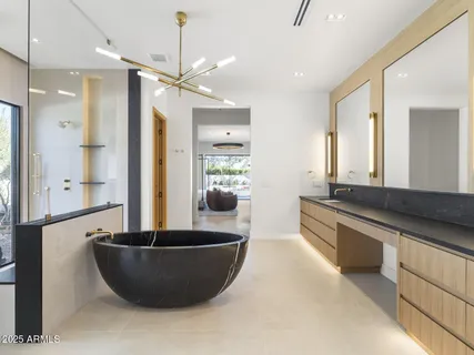 $8,672,000 | 5305 North 68th Place, Paradise Valley, AZ 85253