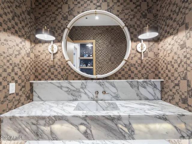 $8,672,000 | 5305 North 68th Place, Paradise Valley, AZ 85253