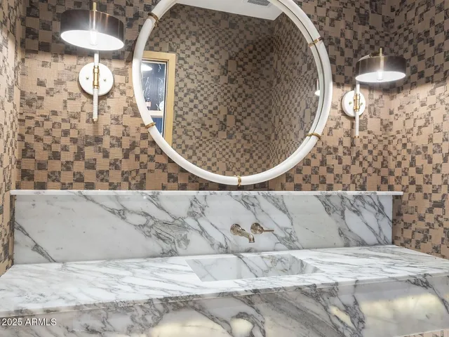 $8,672,000 | 5305 North 68th Place, Paradise Valley, AZ 85253