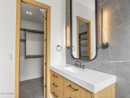 $8,672,000 | 5305 North 68th Place, Paradise Valley, AZ 85253