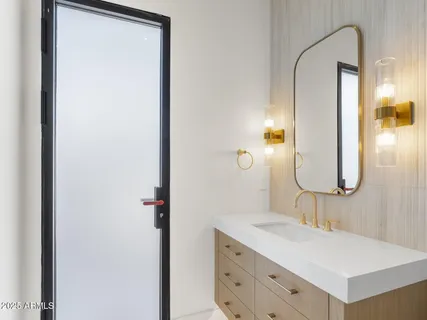 $8,672,000 | 5305 North 68th Place, Paradise Valley, AZ 85253