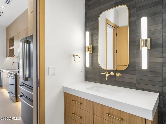 $8,672,000 | 5305 North 68th Place, Paradise Valley, AZ 85253