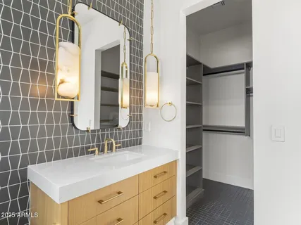 $8,672,000 | 5305 North 68th Place, Paradise Valley, AZ 85253