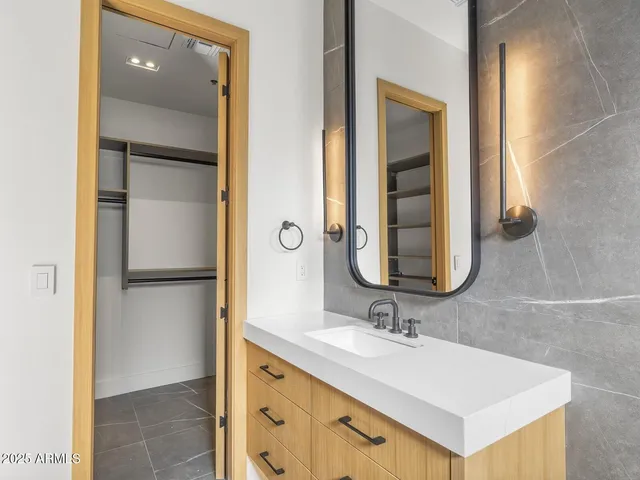 $8,672,000 | 5305 North 68th Place, Paradise Valley, AZ 85253