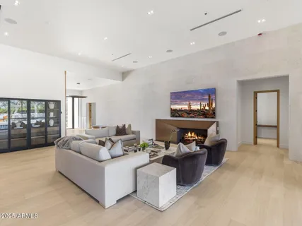 $8,672,000 | 5305 North 68th Place, Paradise Valley, AZ 85253