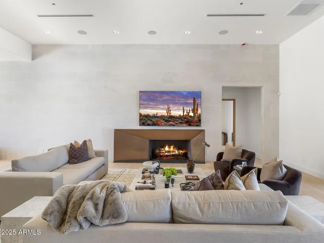 $8,672,000 | 5305 North 68th Place, Paradise Valley, AZ 85253