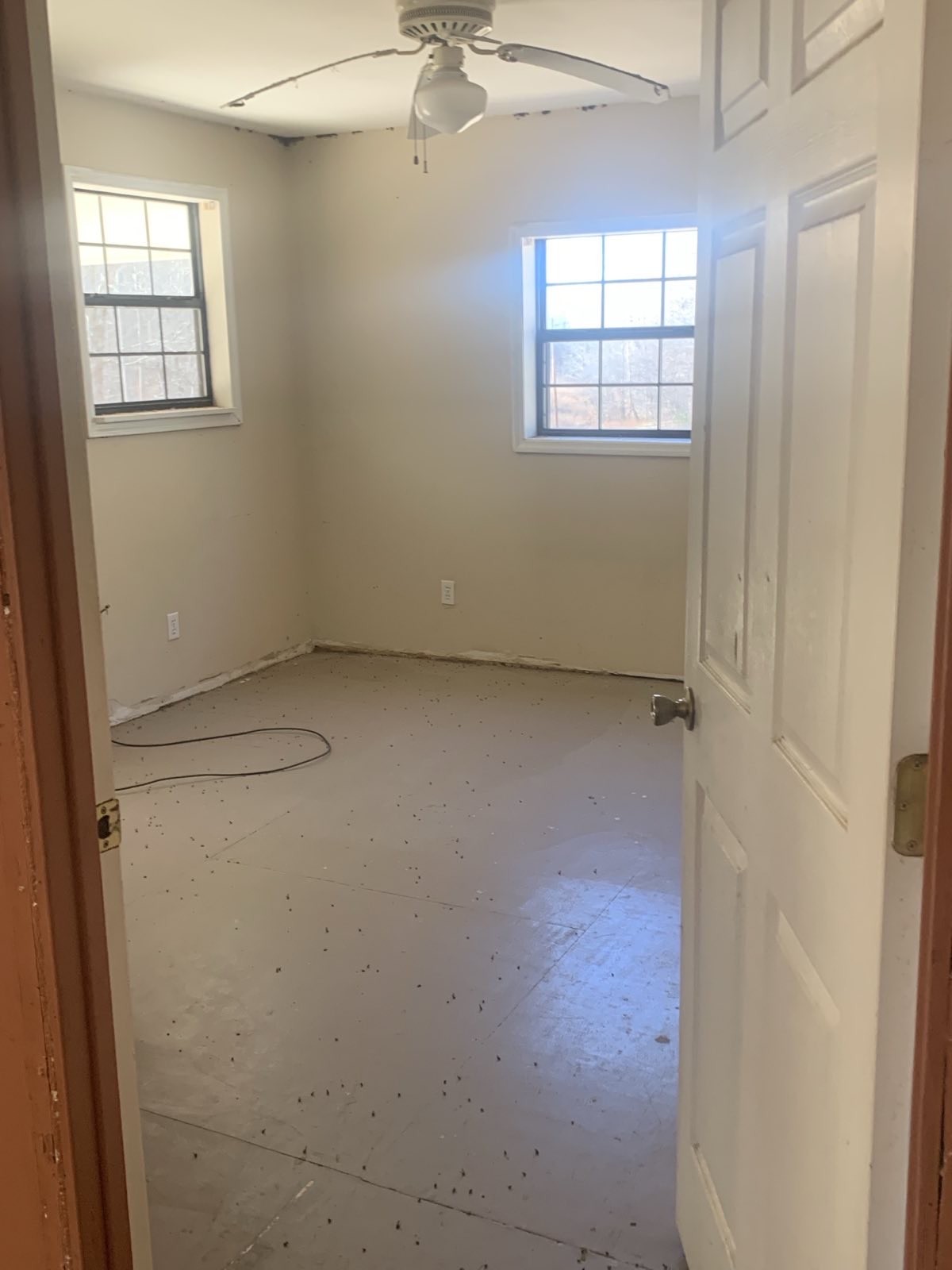 1252 Kelly Road Centerville, TN 37033 - Photo 29 of 34 an empty room with windows and closet