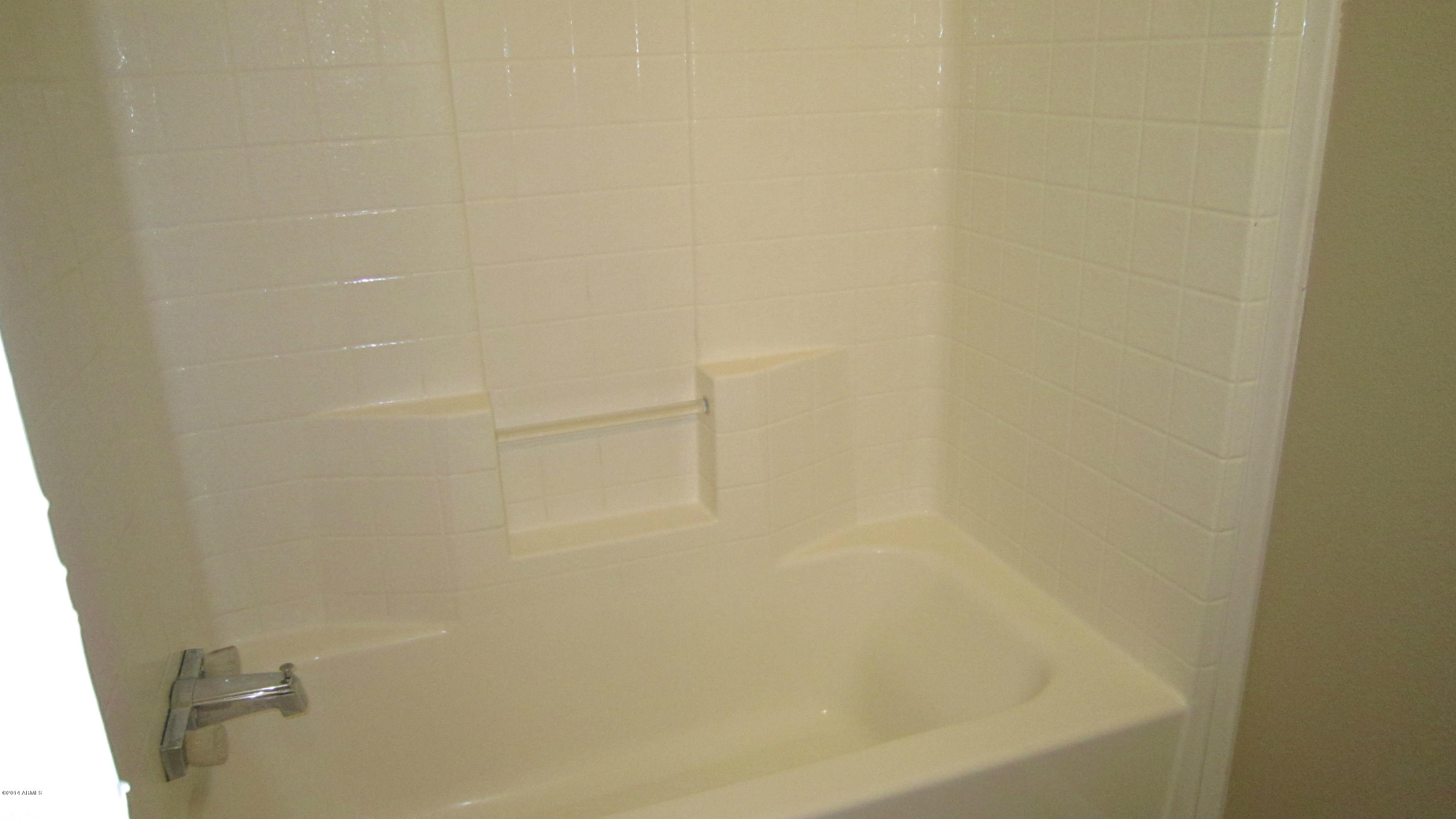 54016 West Ridoway Road Maricopa, AZ 85139 - Photo 18 of 37 Tub/shower in 2nd bedroom