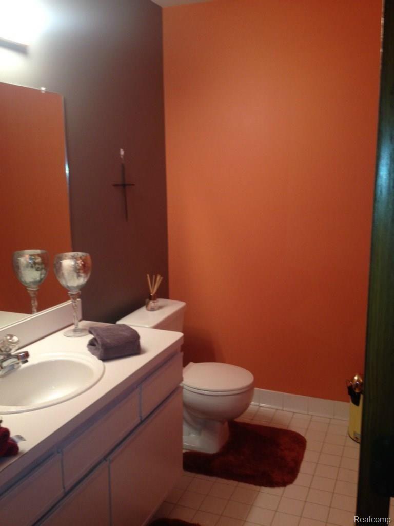 1710 Farnborough Drive Rochester, MI 48307 - Photo 9 of 16 First Floor Bath