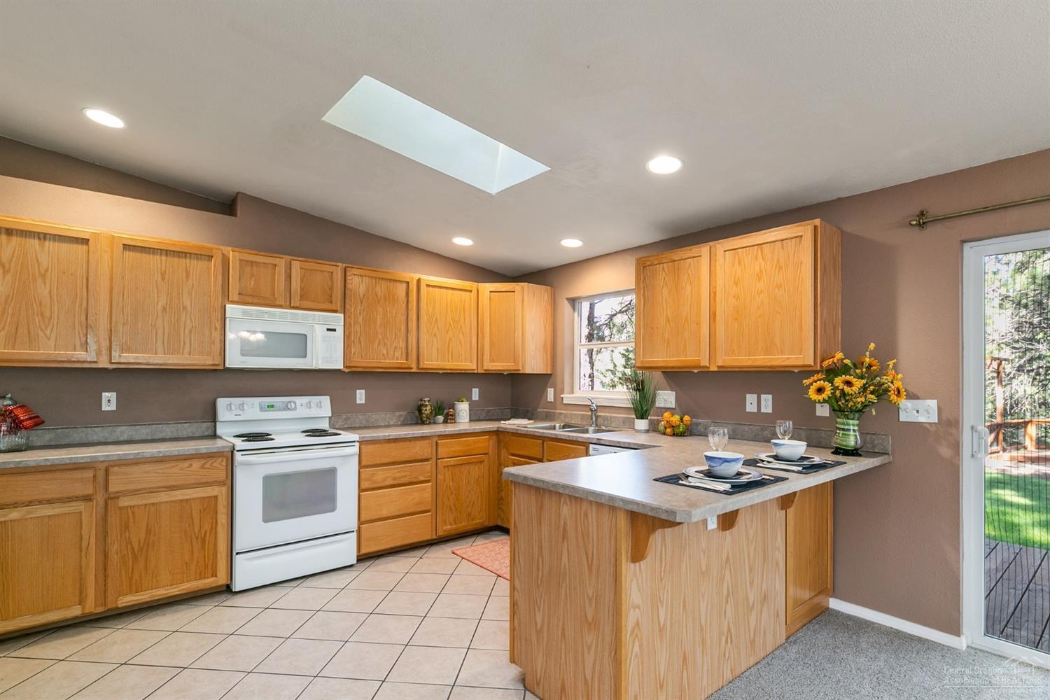 19026 Choctaw Road Bend, OR 97702 - Photo 7 of 23 Kitchen is perfect for entertaining and