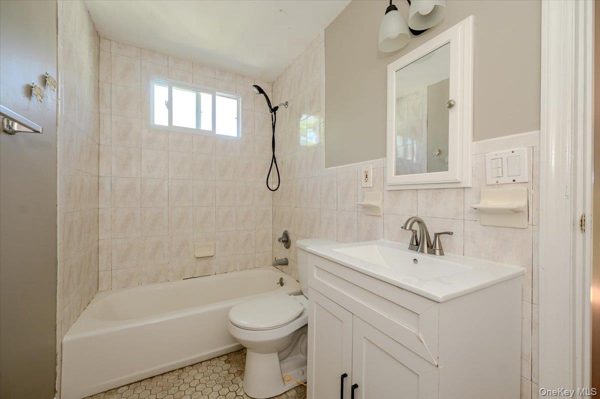 13 Truxton Road, Unit UPPR Island Park, NY 11558 - Photo 12 of 15 Gallery Image 12
