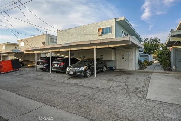 a view of a car park in front of house
