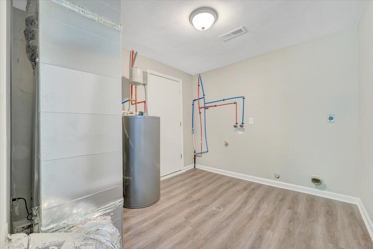 5679 Franklin Road Roanoke, VA 24014 - Photo 8 of 36 a view of an empty room