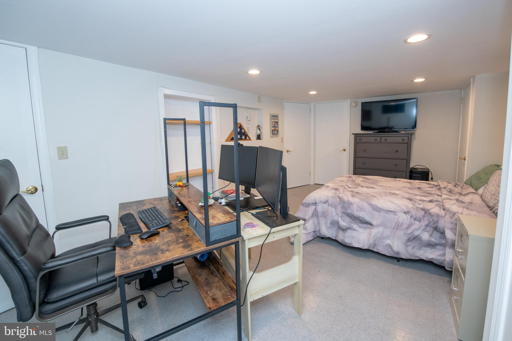 1259 Glenbrook Road Huntingdon Valley, PA 19006 - Photo 70 of 78 a bedroom with a bed a desk and chair