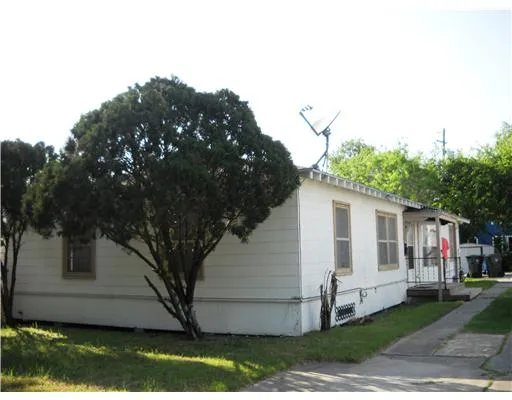 a view of house with a yard